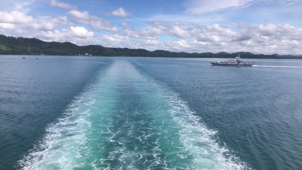 从渡船的船尾可以看到美丽的白色海浪视频下载