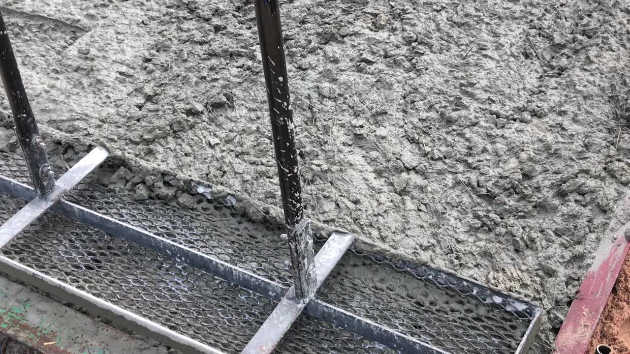 建筑工人正在用施工工具压水泥。视频下载