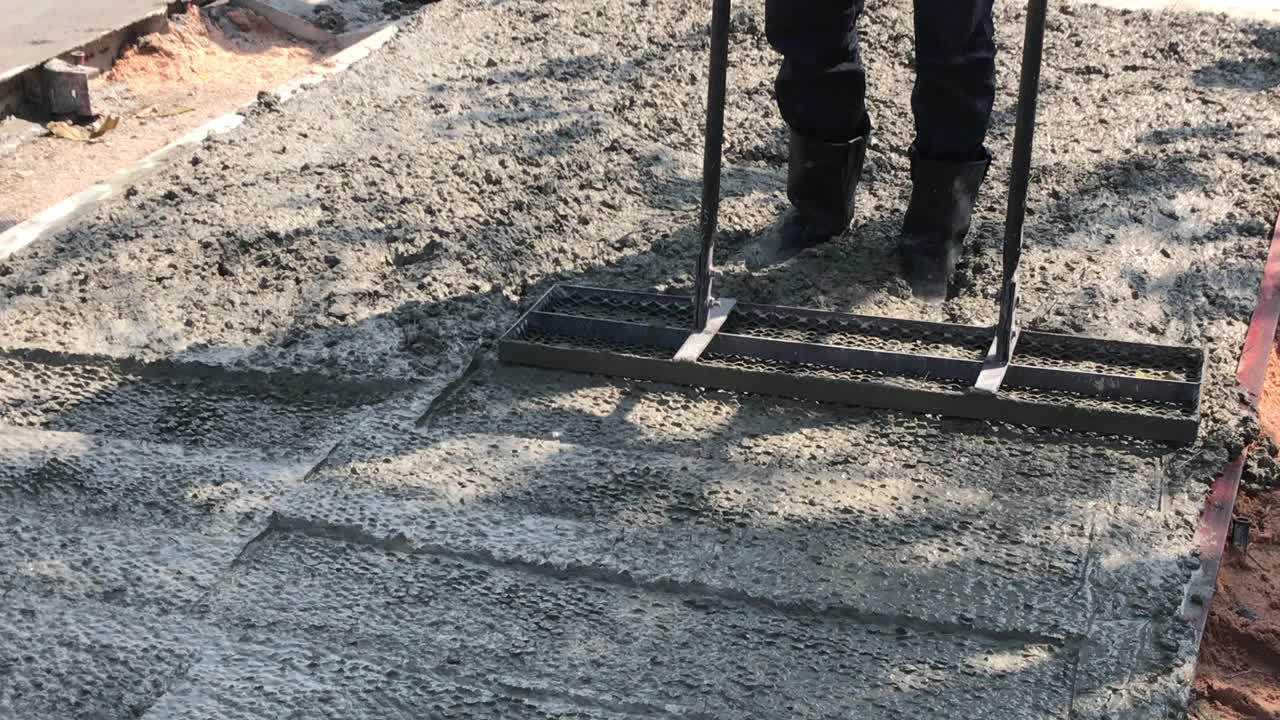 建筑工人正在用施工工具压水泥。视频下载