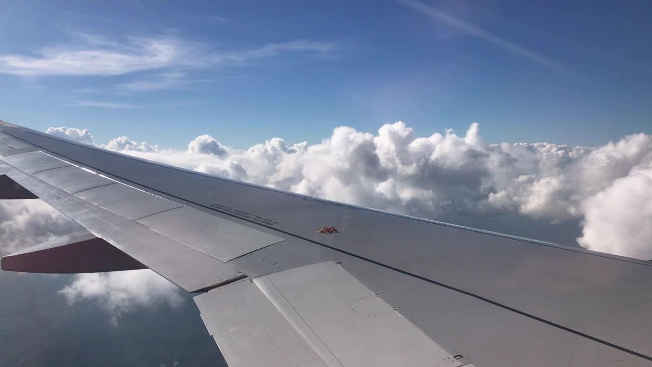 航拍的飞机机翼，云和美丽的天空的视频视频下载