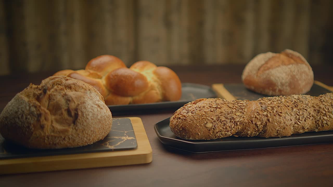 有机全麦面包在厨房餐桌上准备吃视频下载