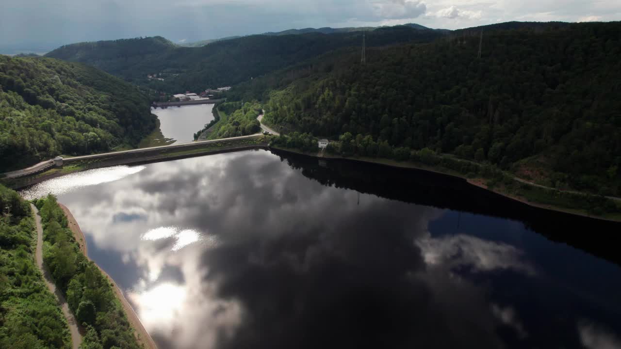 无人机在德国巴特劳特堡湖上空飞行的视频。视频下载