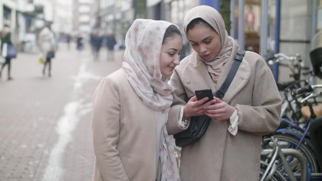 年轻的欧洲穆斯林女孩视频下载