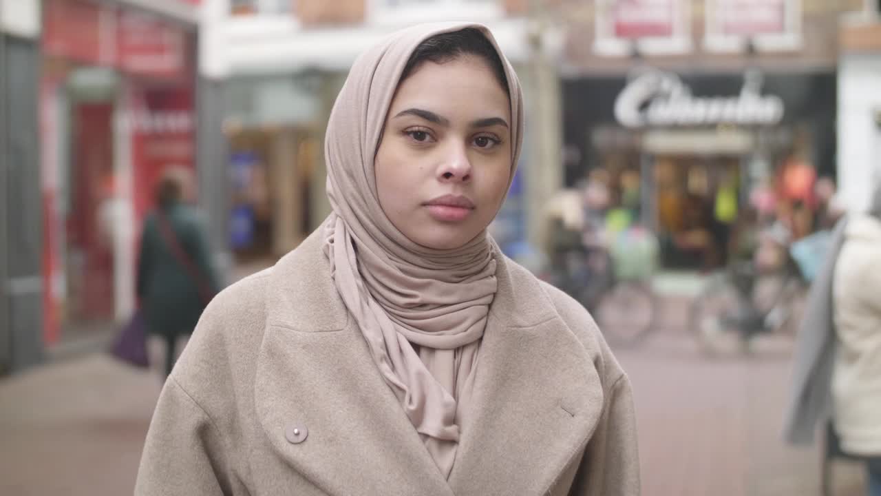 城市穆斯林女孩视频肖像视频下载