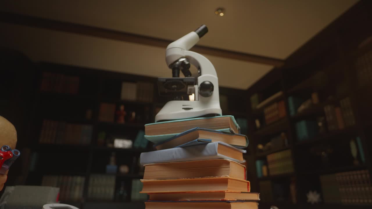 走近图书馆里一堆书上的显微镜，HQ 4K镜头视频下载