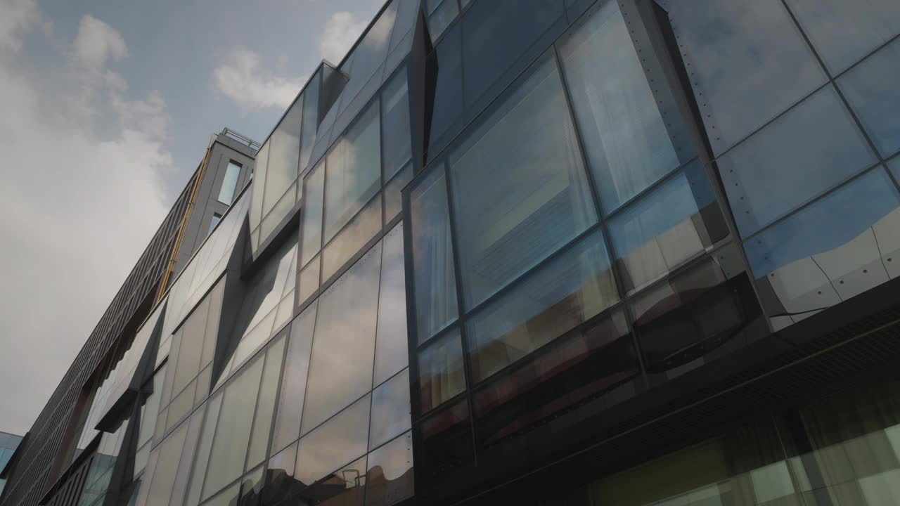现代办公大楼大玻璃窗反射的云底景视频下载