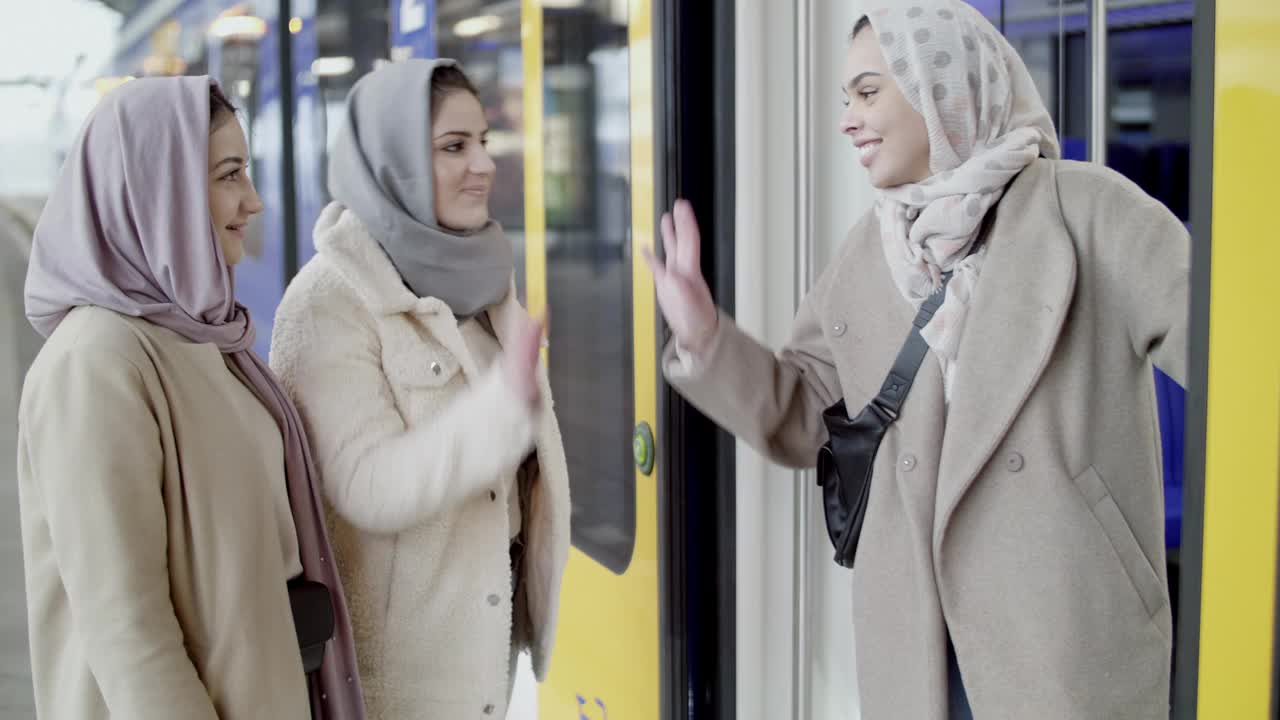 坐火车旅行的穆斯林女孩视频下载