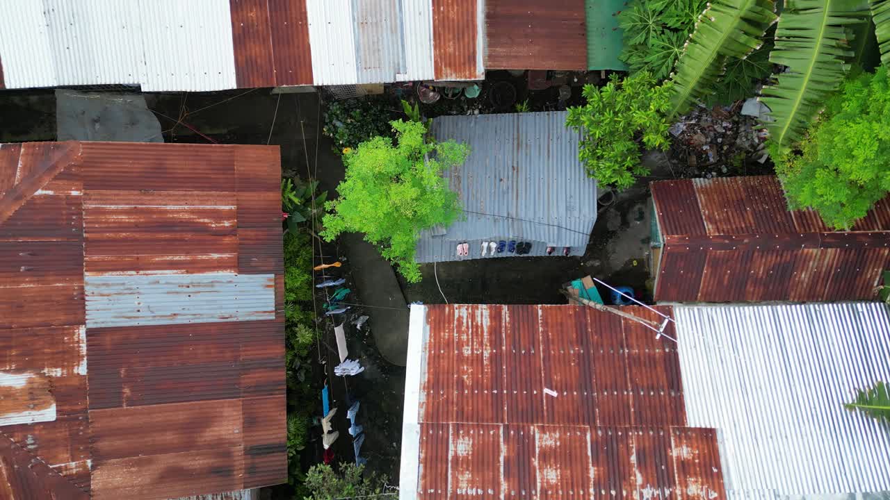 树木环绕的住宅建筑锈迹斑斑的屋顶视频下载