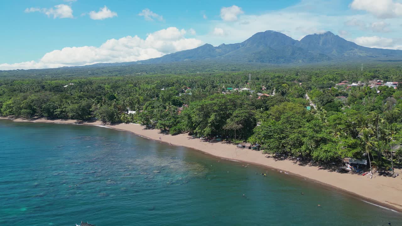 热带地区被海水和游客冲刷的沙滩视频下载