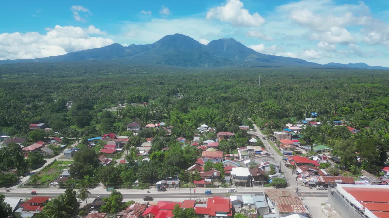 有建筑的小镇，可以俯瞰热带地区的高山视频下载