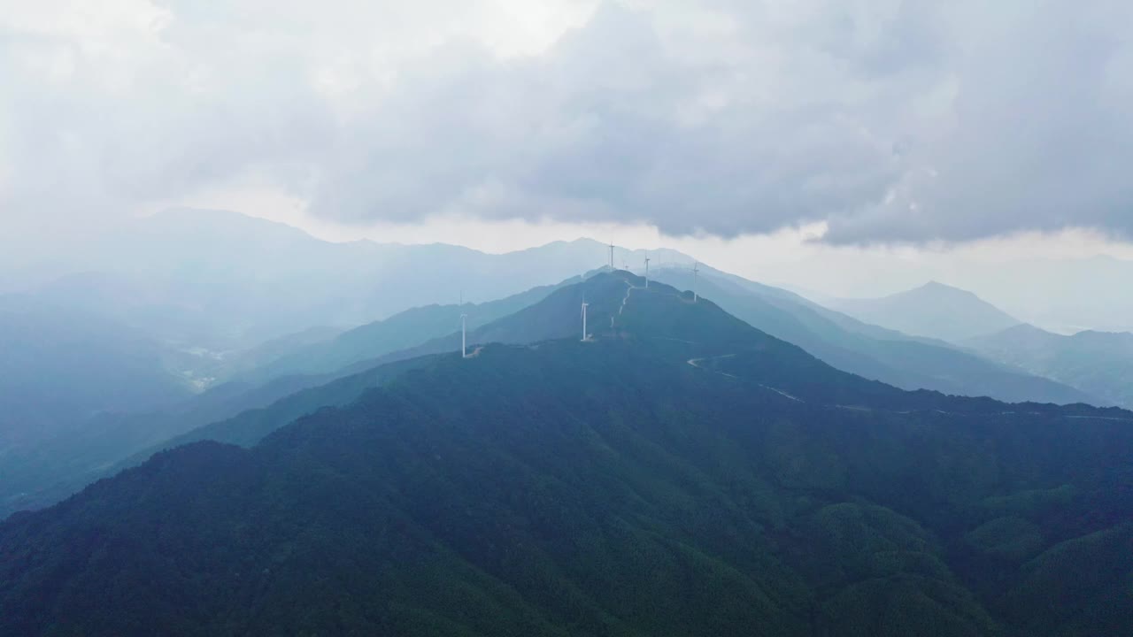 山上风力发电设备的航拍照片视频下载
