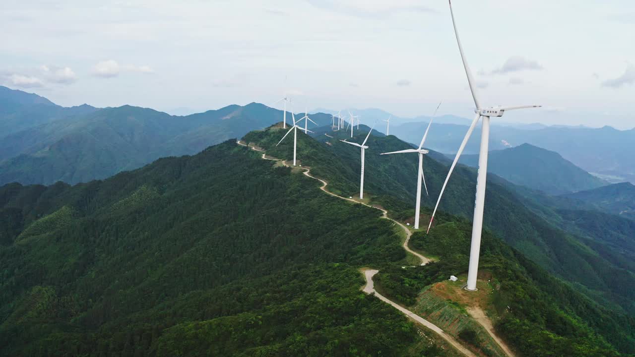 山上风力发电设备的航拍照片视频下载
