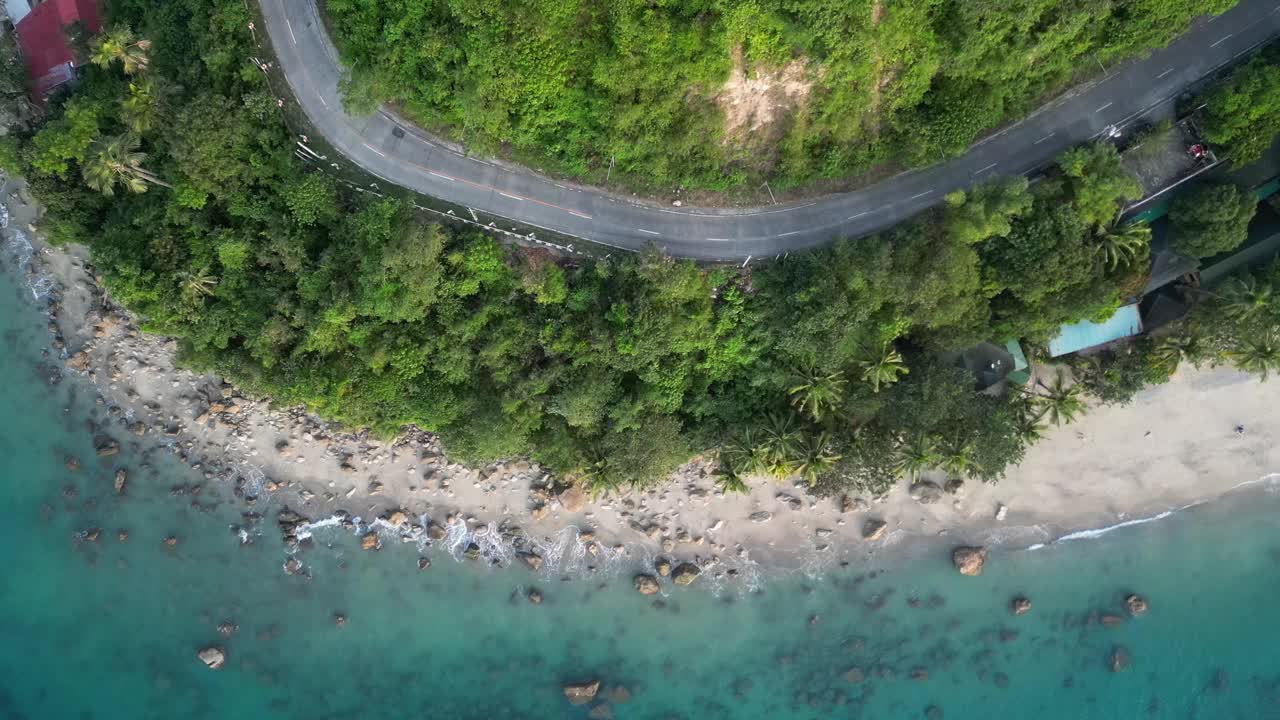 海洋与沙滩沿着丘陵海岸铺设公路视频下载