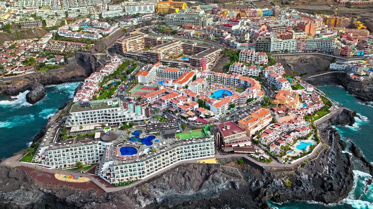 鸟瞰特内里费岛的豪华度假胜地和色彩缤纷的带游泳池的酒店。视频下载