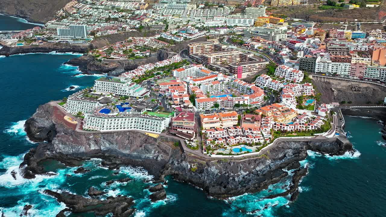 鸟瞰特内里费岛的豪华度假胜地和色彩缤纷的带游泳池的酒店。视频下载