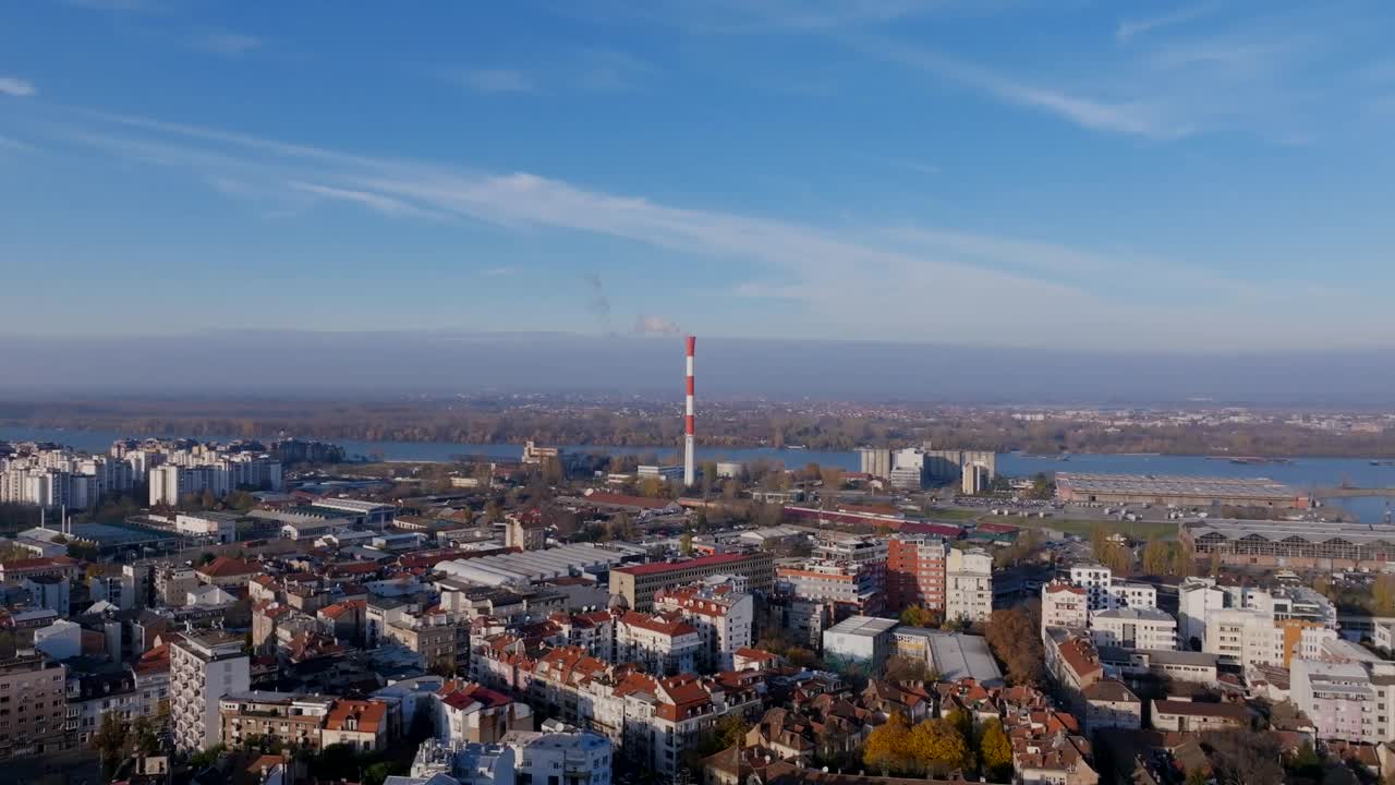 从空中俯瞰塞尔维亚贝尔格莱德的建筑物，背景是烟囱。视频下载