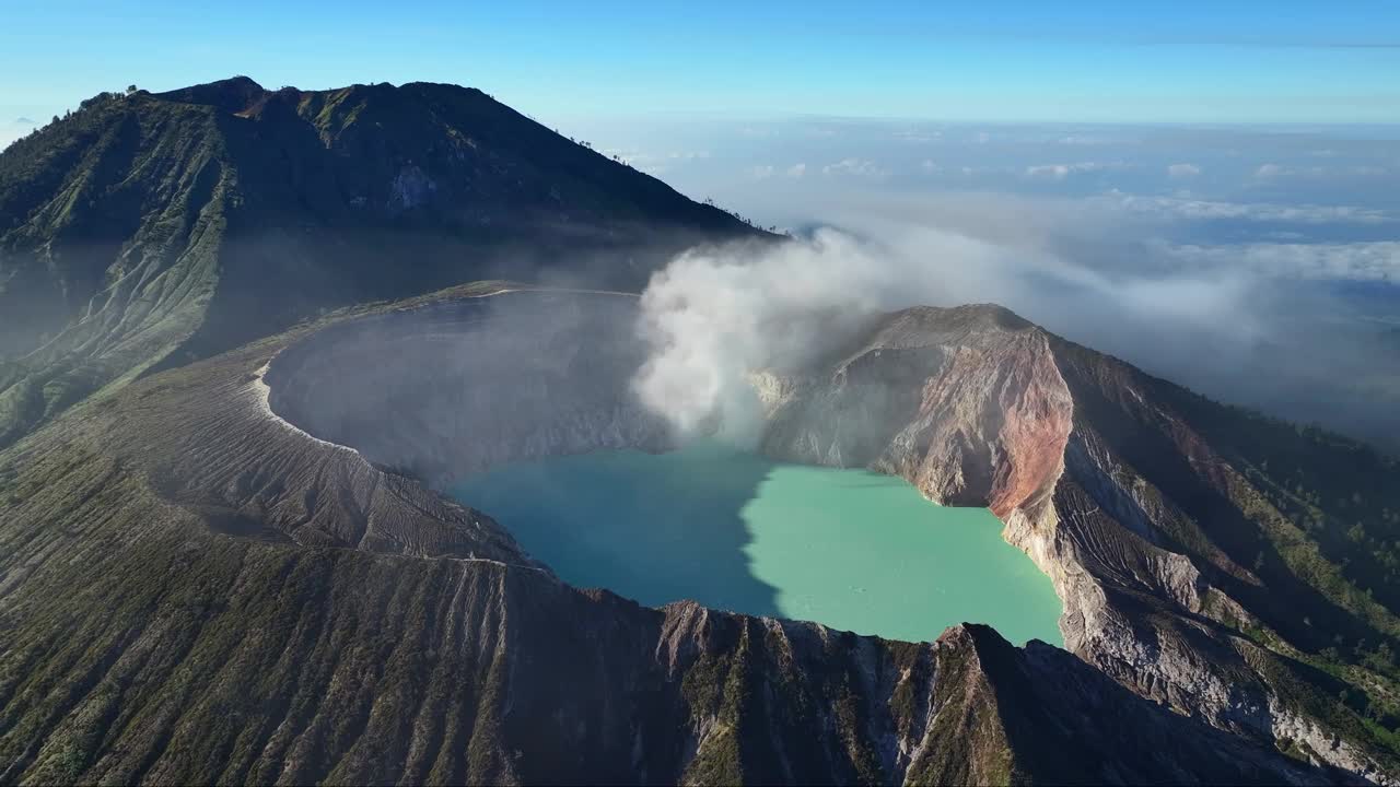 鸟瞰无人机绕轨道飞行，揭示印度尼西亚爪哇的卡瓦伊真火山口视频下载