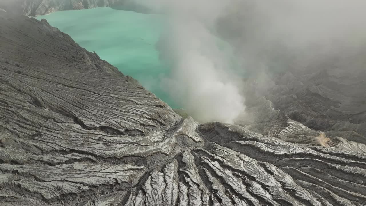 鸟瞰图从卡瓦伊真火山口，硫磺开采活火山，爪哇，印度尼西亚视频下载