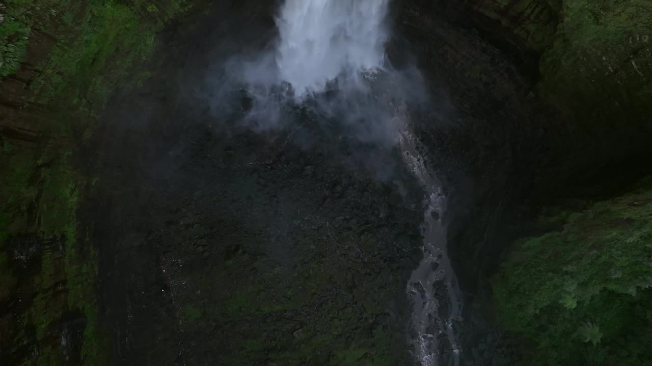 鸟瞰无人机从Coban Sriti瀑布底部升起，爪哇，印度尼西亚视频下载
