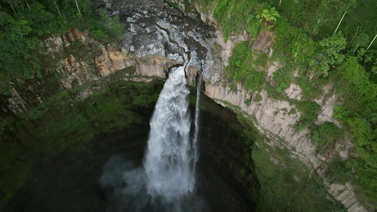 鸟瞰图无人机绕轨道飞行，展示印度尼西亚Coban Sriti瀑布视频下载
