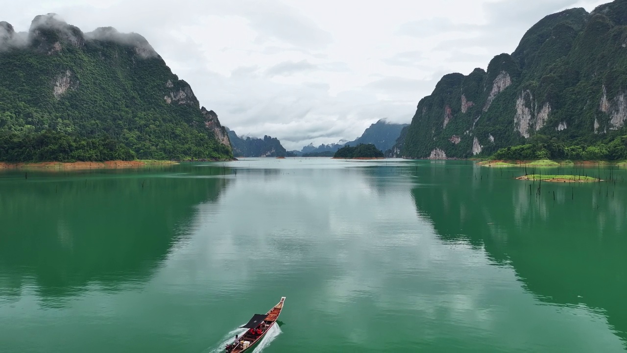 航拍无人机在泰国考索国家公园的湖面上飞过视频下载
