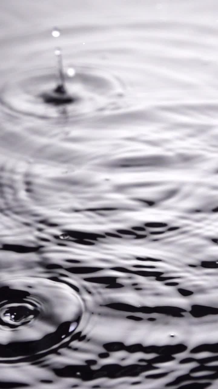 水滴缓慢运动垂直视频素材