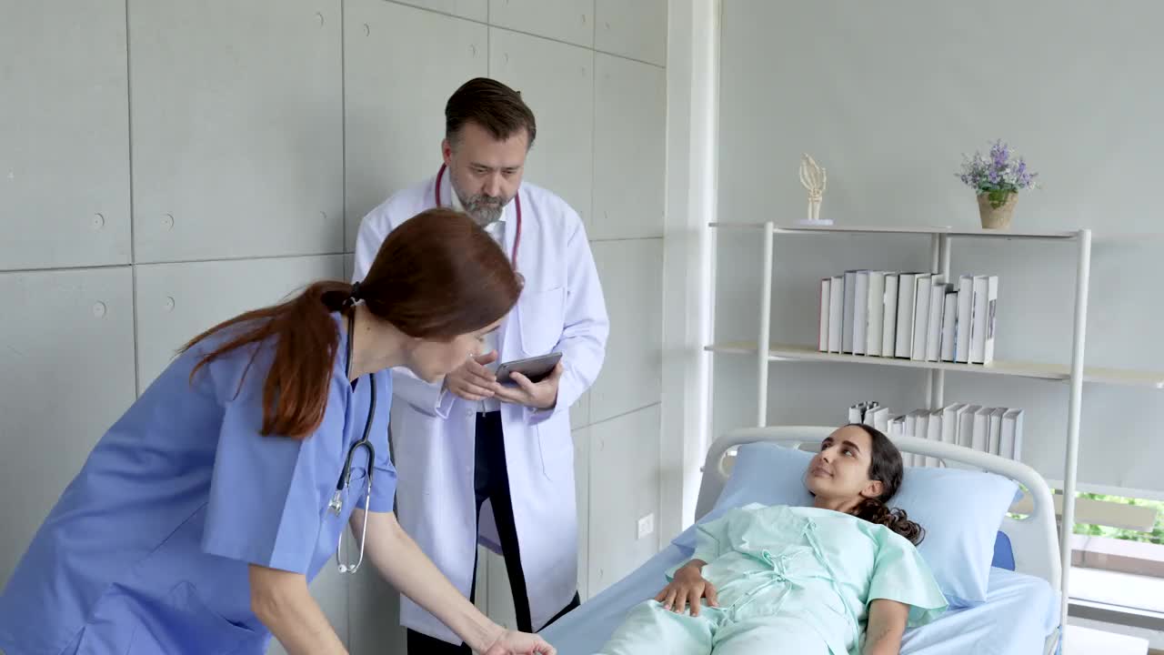 护士在床上检查高加索病人的腿，医生在医生办公室观察并给出建议、谈话和解释，以便进一步治疗。视频素材