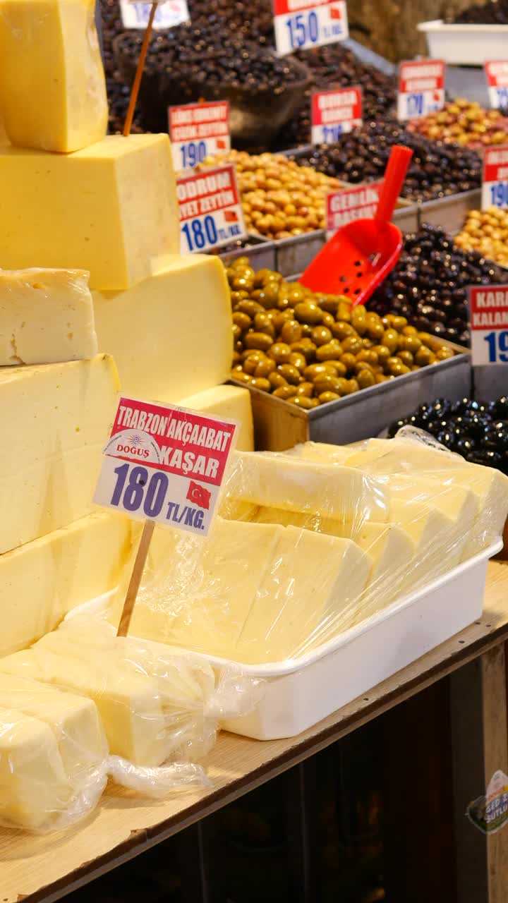 土耳其伊斯坦布尔2023年7月19日。米米诺努的奶酪市场视频下载