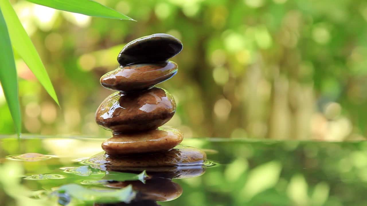 放松和和平的心情平衡的岩石金字塔与金色的光自然和平概念背景散景视频下载