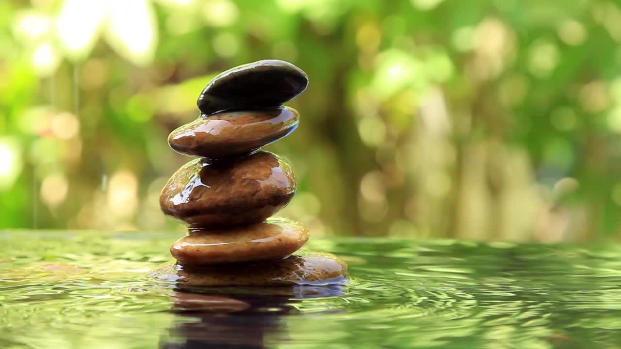 放松和和平的心情平衡的岩石金字塔与金色的光自然和平概念背景散景视频下载