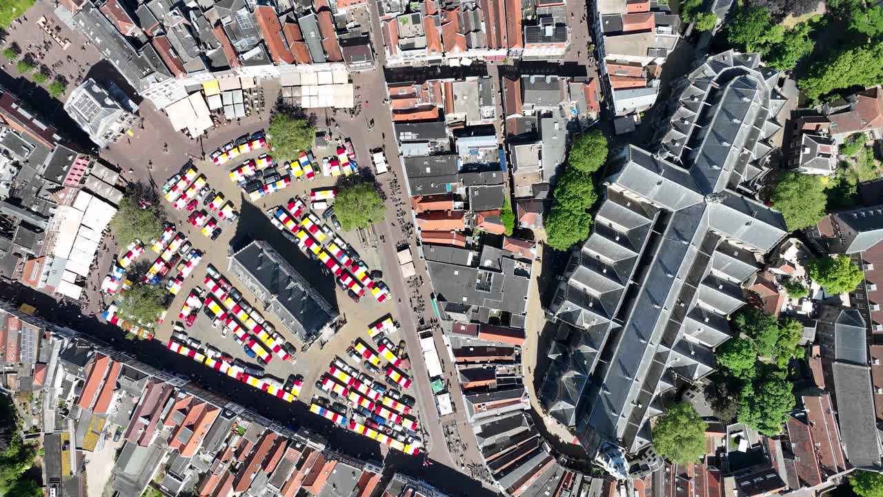 荷兰西部南荷兰省的城市和自治市豪达鸟瞰图。市中心，市中心，市场。视频下载