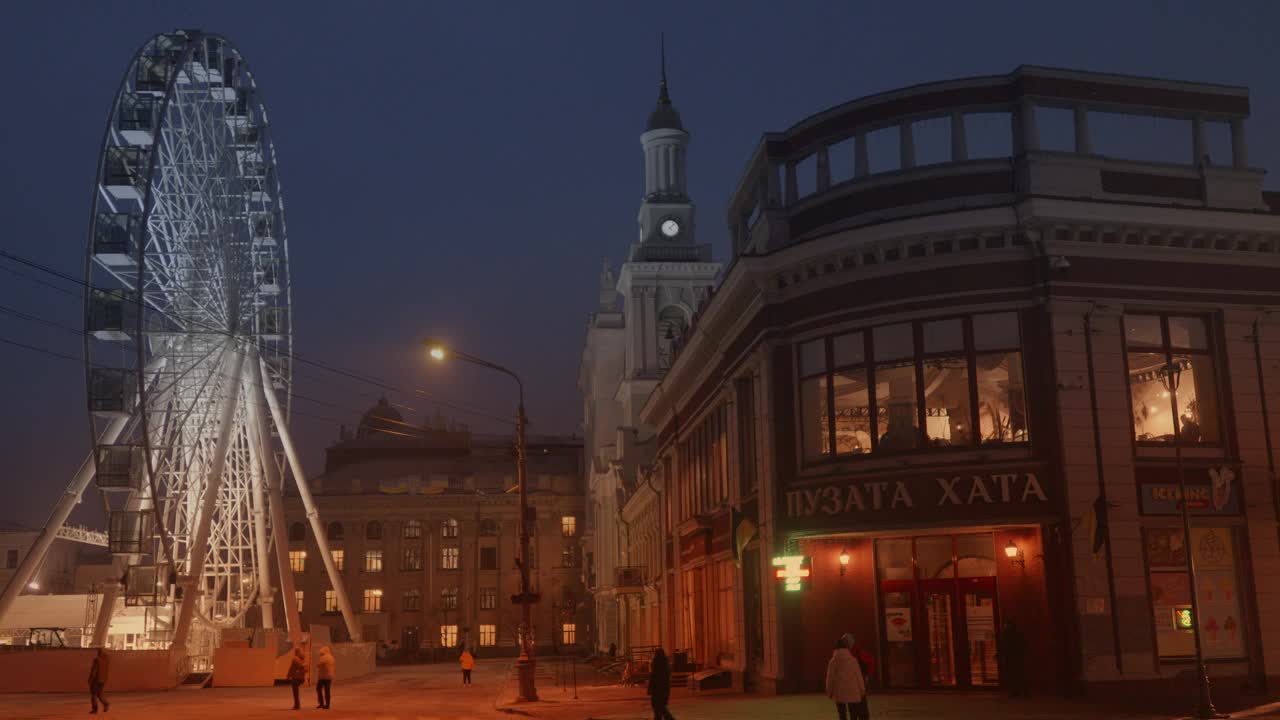 傍晚，市中心广场上缓缓移动的摩天轮视频下载