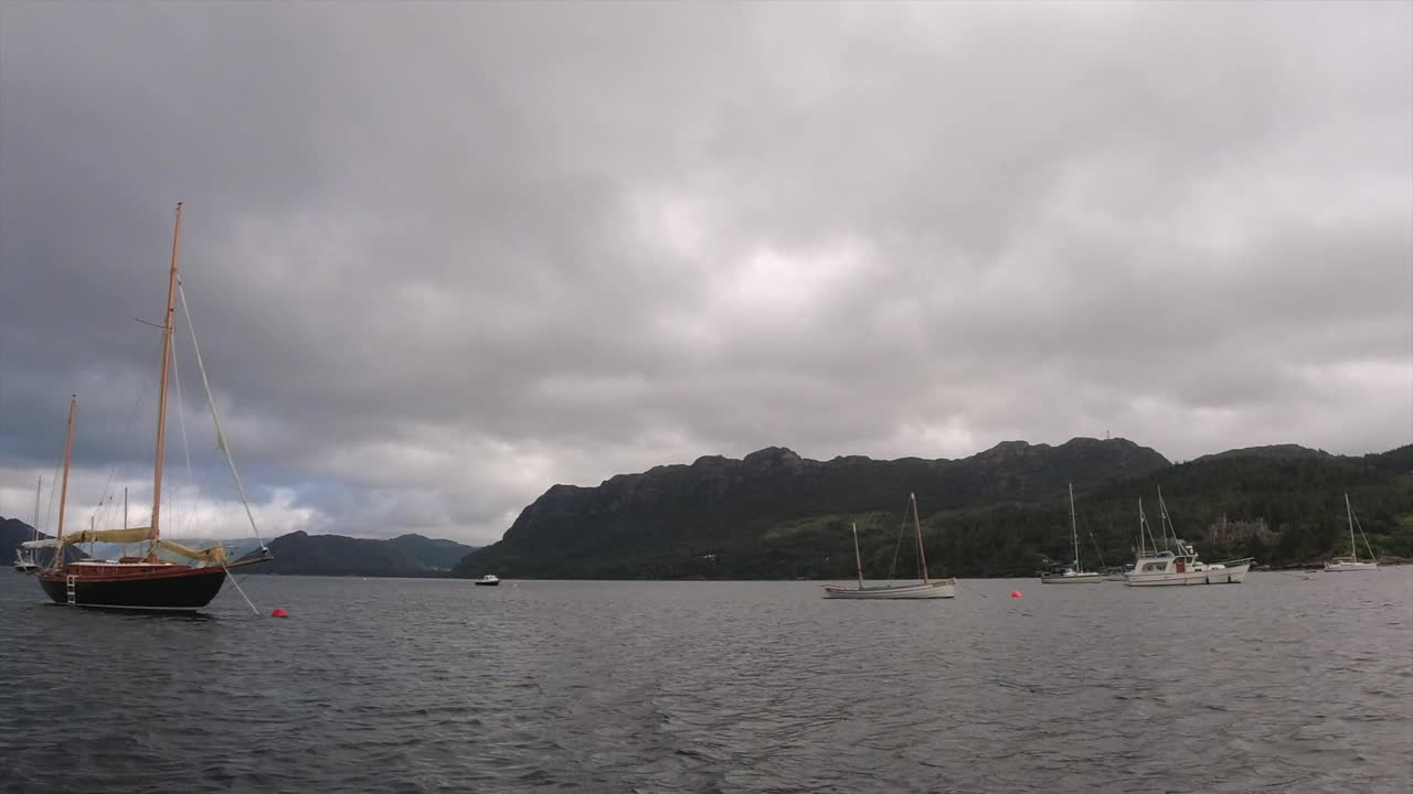 从船上看:飘过云下的大型双桅帆船视频素材