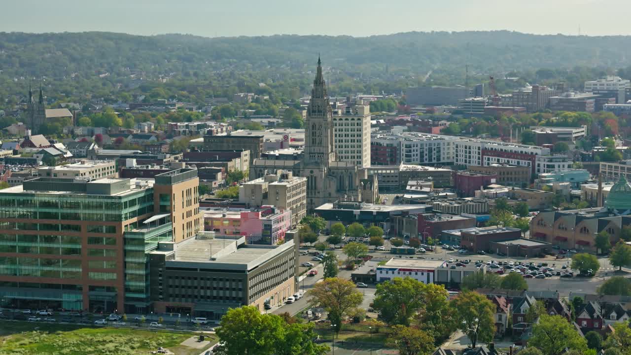 宾夕法尼亚州匹兹堡东自由长老会教堂的空中拍摄视频下载