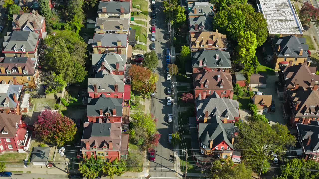 无人机在匹兹堡友谊住宅区街道上空飞行视频下载