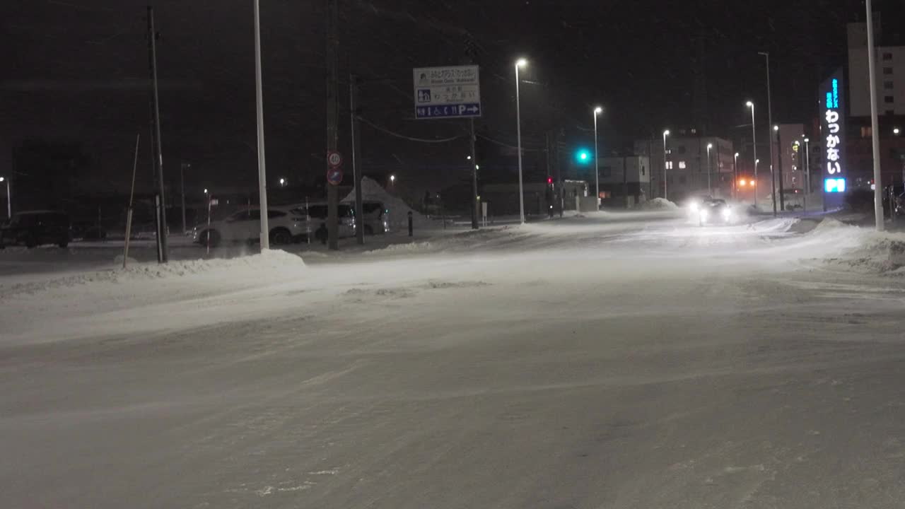 日本北海道Wakkanai街道上的暴风雪或暴风雪视频素材