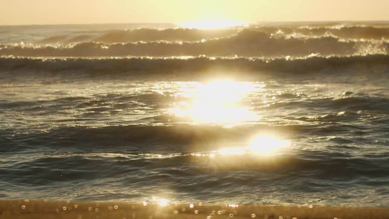 日落时的海浪。阳光在水中反射。自然之美视频下载