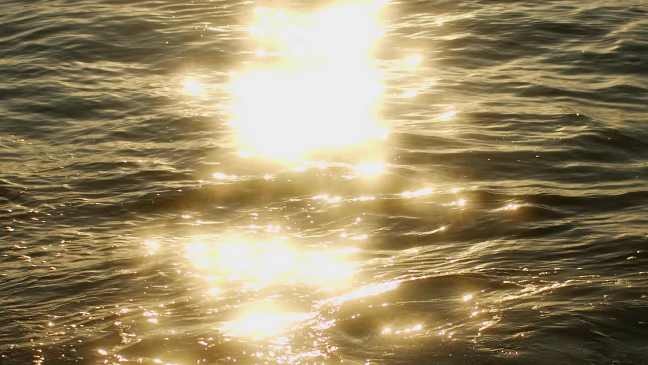 日落时的海浪。阳光在水中反射。自然之美视频下载