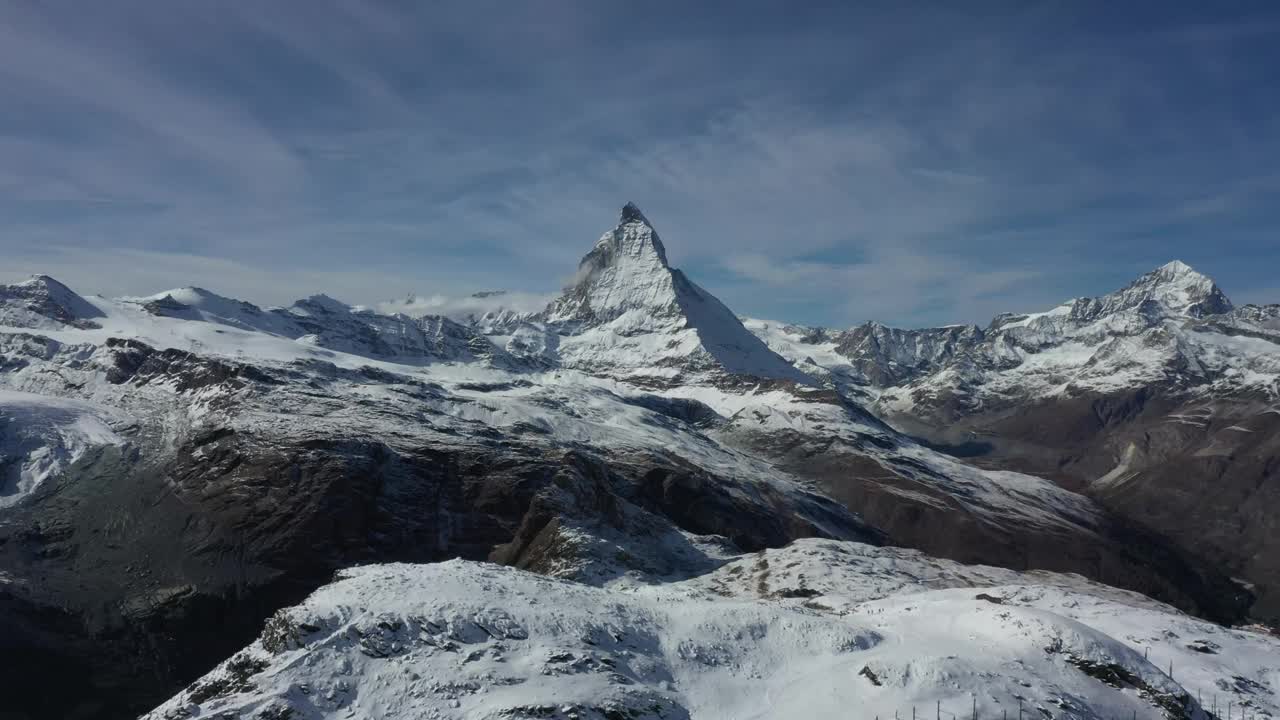 冬天的马特洪峰和戈内格拉特火车。瑞士阿尔卑斯山。瑞士。鸟瞰图视频下载