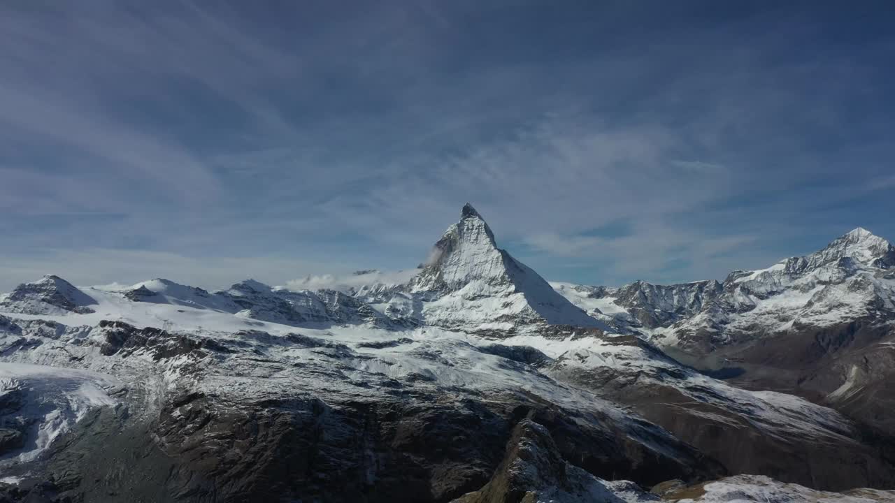 冬天的马特洪峰和戈内格拉特火车。瑞士阿尔卑斯山。瑞士。鸟瞰图视频下载