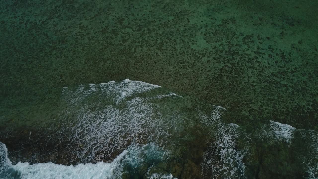 库克岛在澳大利亚新南威尔士州的海洋中央-航拍视频下载