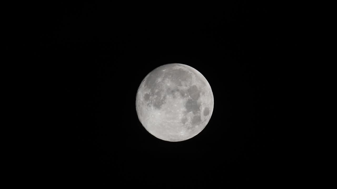 2023年12月在赫特福德希思看到的满月。视频下载