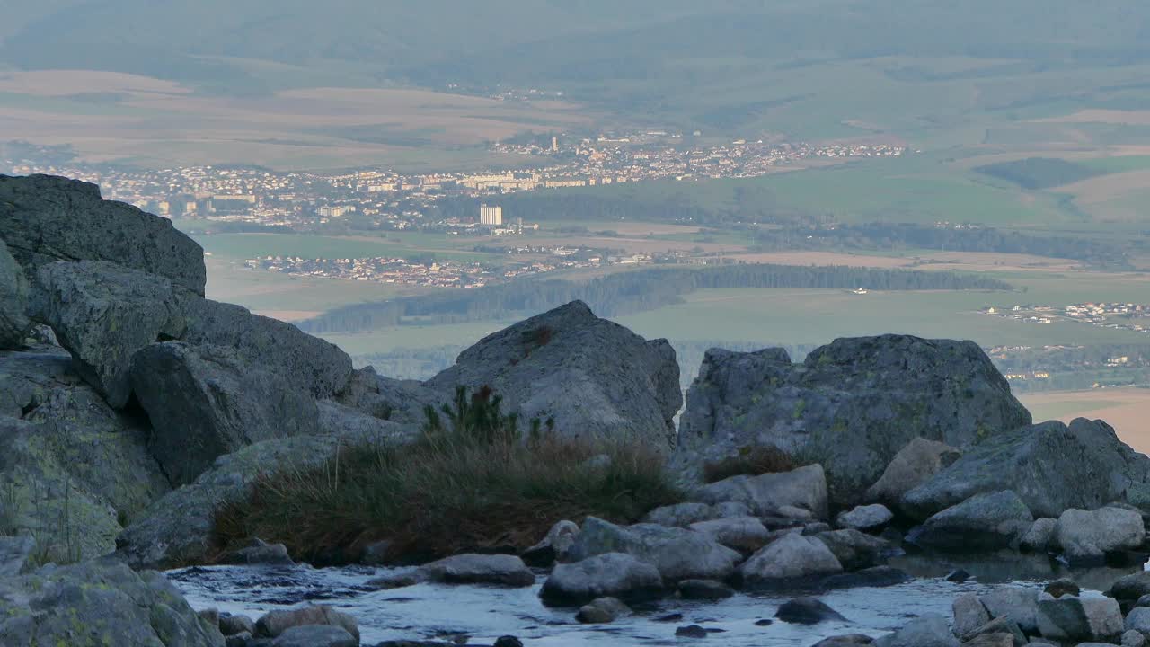 斯洛伐克马丁市全景。前景是石头和水。视频下载