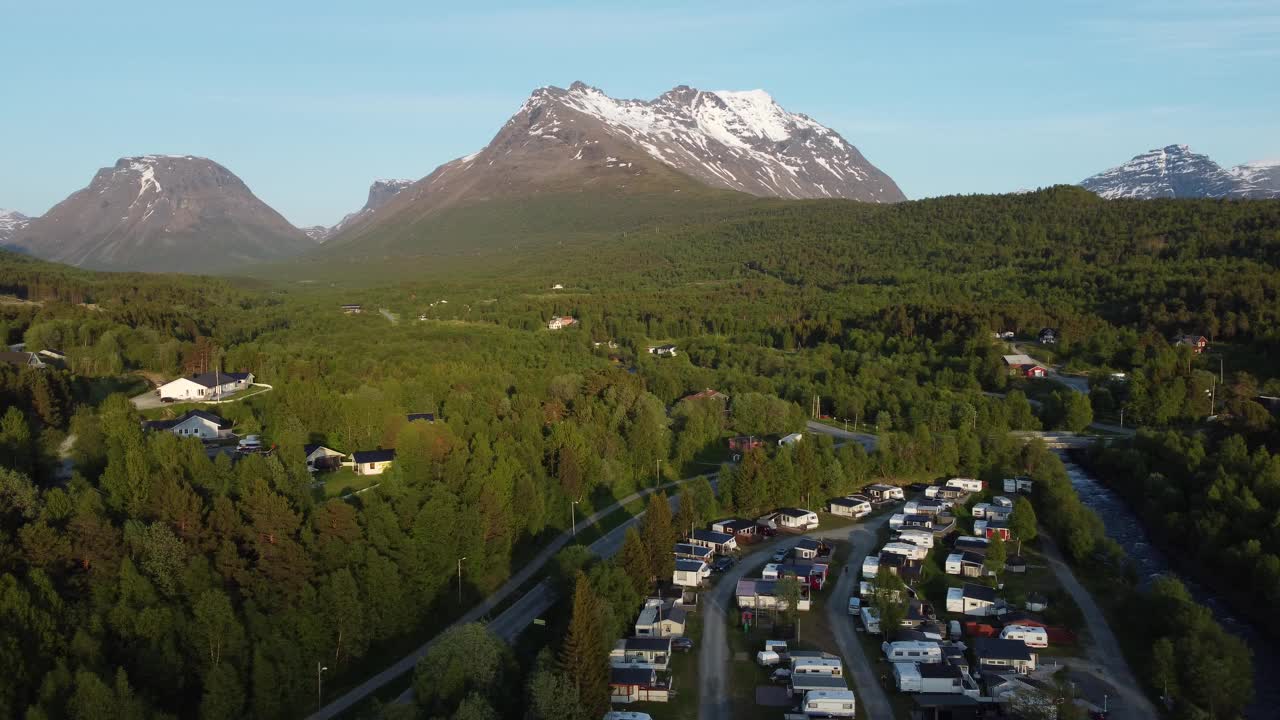 鸟瞰美丽的绿色树木和山脉，挪威。视频下载