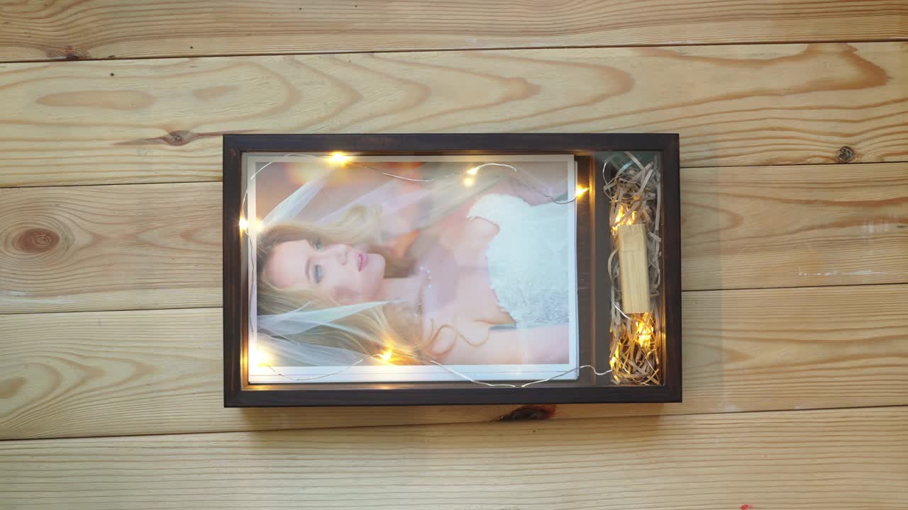 把婚纱照装进漂亮的木箱的过程。视频素材