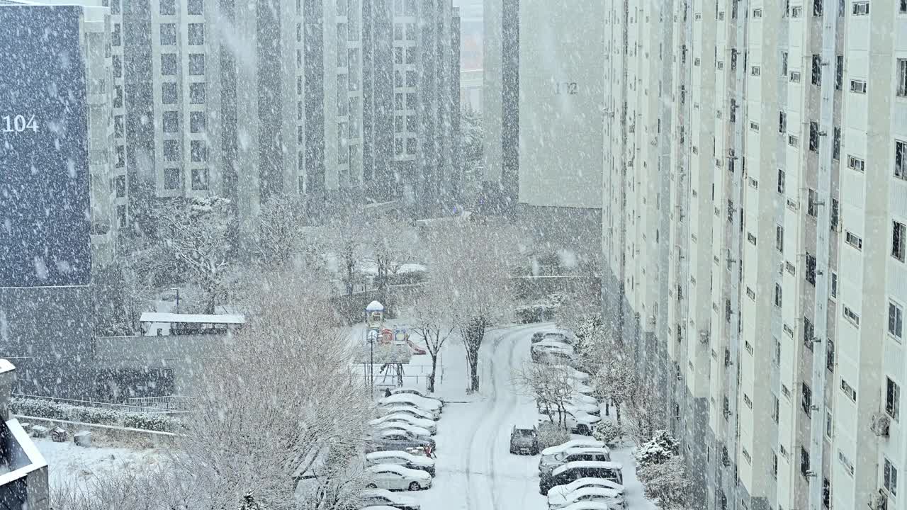 下大雪的韩国首尔市景视频下载