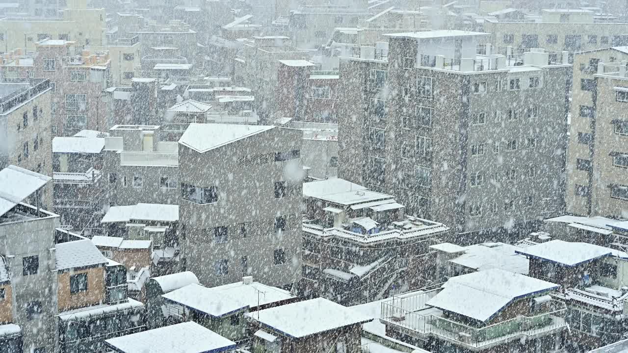 下大雪的韩国首尔市景视频下载