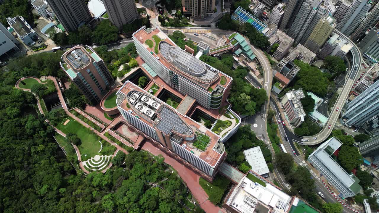 香港大学屋顶花园及太阳能板系统航拍影像视频素材
