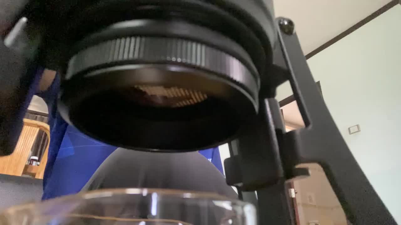 咖啡师使用手动咖啡机制作浓缩咖啡视频下载