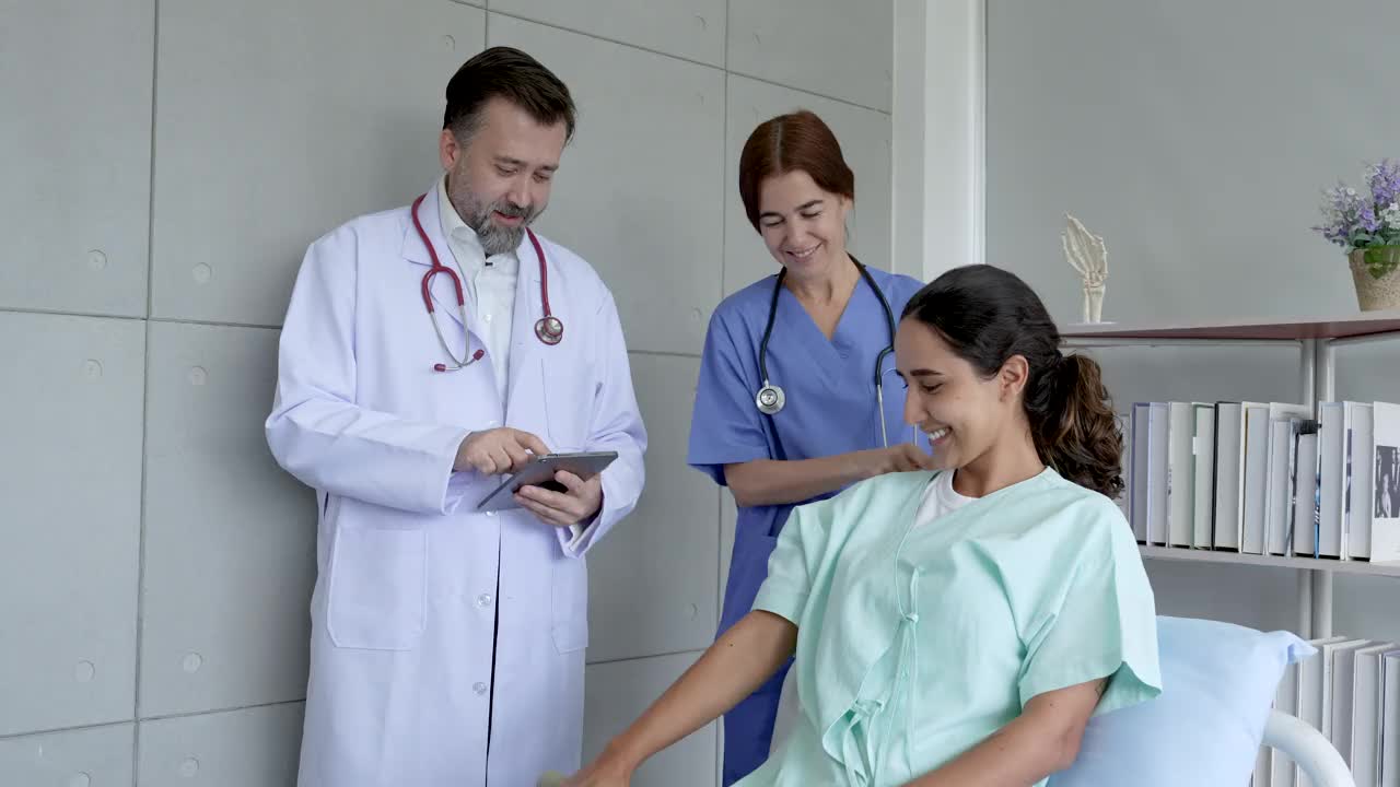 高加索女病人听医生说治疗过程顺利后高兴地笑了。视频素材